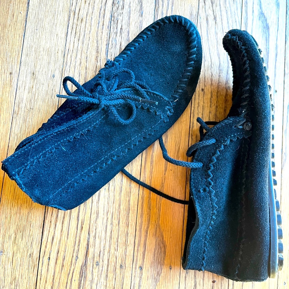Like new Black Minnetonka moccasins